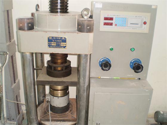 Calibration of force testing machine.JPG